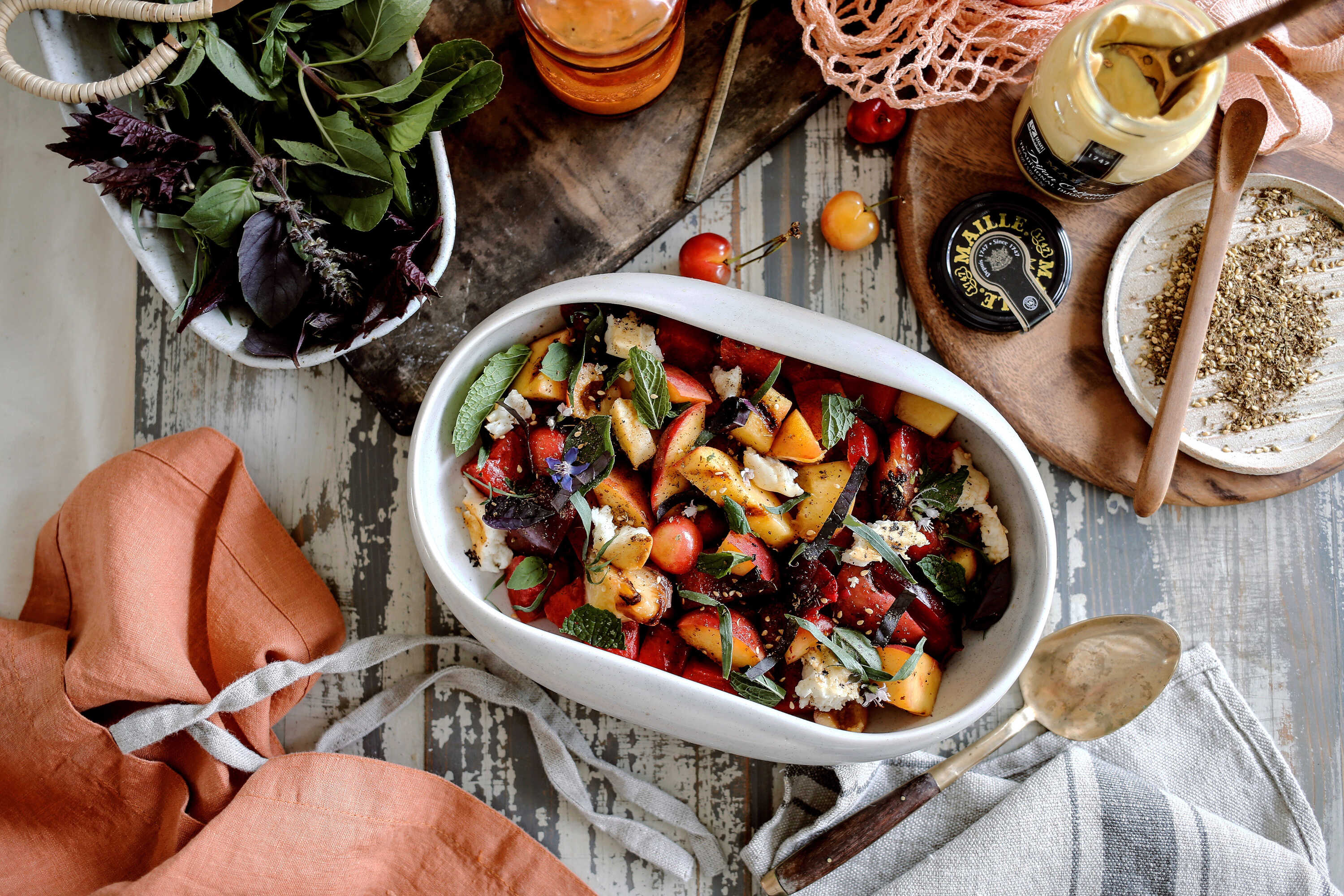 グリルしたストーン フルーツのサラダ