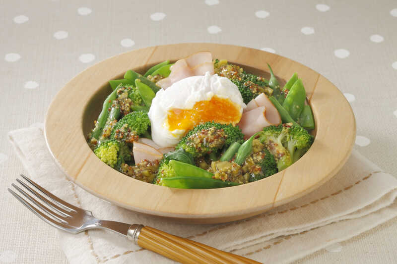 マイユレシピ コルニッション入りドレッシングで作る緑の野菜と卵のサラダ